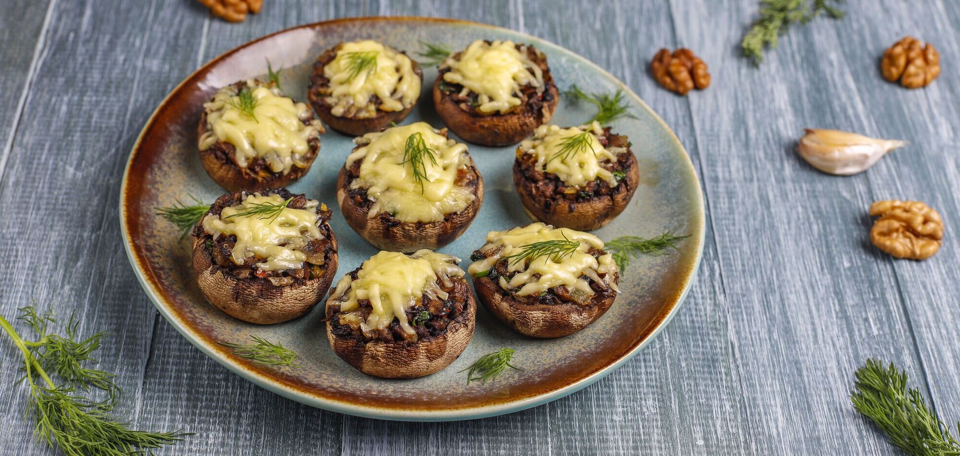 Чим смачно нафарширувати гриби: ділимось простим рецептом закуски в духовці
