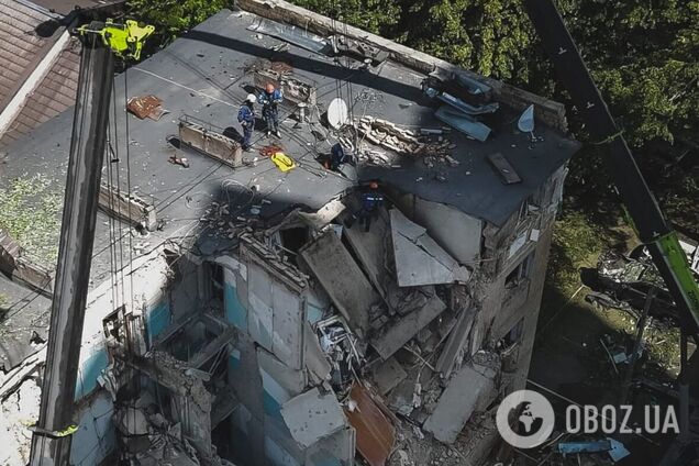 Разбитые дома и изуродованные автомобили: в полиции опубликовали кадры очередной атаки РФ на Киев. Видео