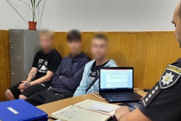 У Запоріжжі троє юнаків пошкодили українські прапори і поплатилися: виправдовуються, що були п'яні. Фото та відео