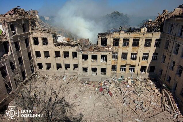 Росіяни ударом балістики зруйнували навчальний заклад у Білгороді-Дністровському: загинуло троє людей, ще 14 постраждали. Фото й відео