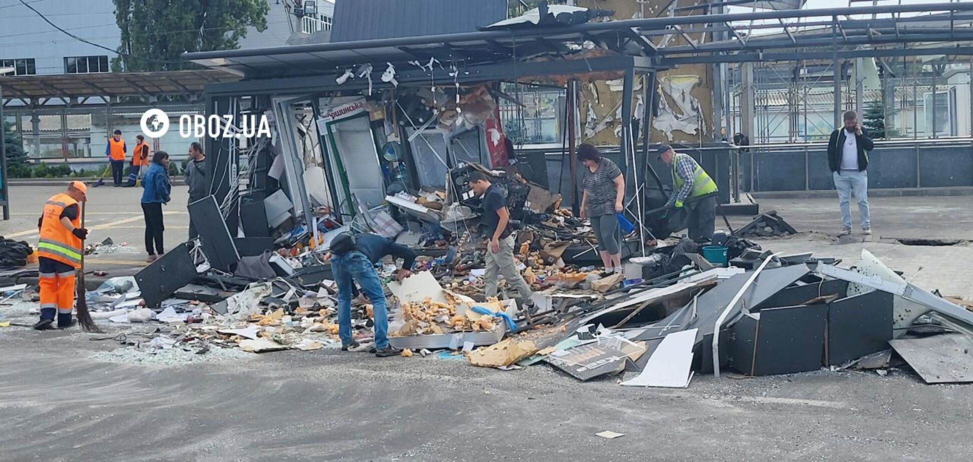 Выбитые окна и разбросанные обломки: в результате атаки РФ поврежден один из выходов станции метро 'Святошин'. Фото и видео