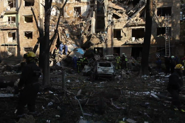 Под завалами еще могут находиться люди: новые кадры разрушенного ударом РФ дома в Киеве. Видео