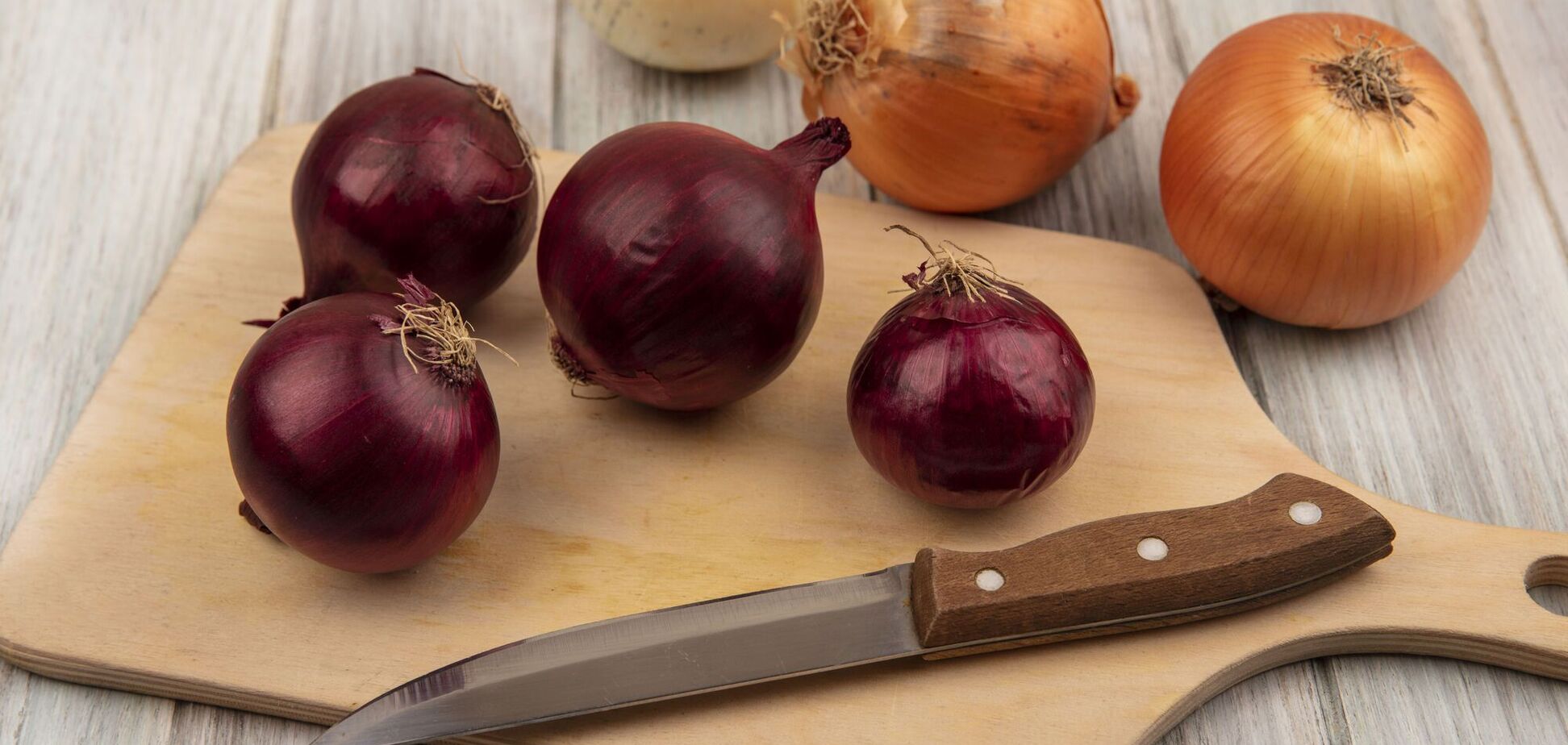 Не буде псуватись весь рік: як правильно зберігати цибулю