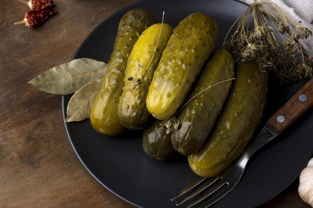 Как из бочки: хрустящие квашенные огурцы за сутки в банках