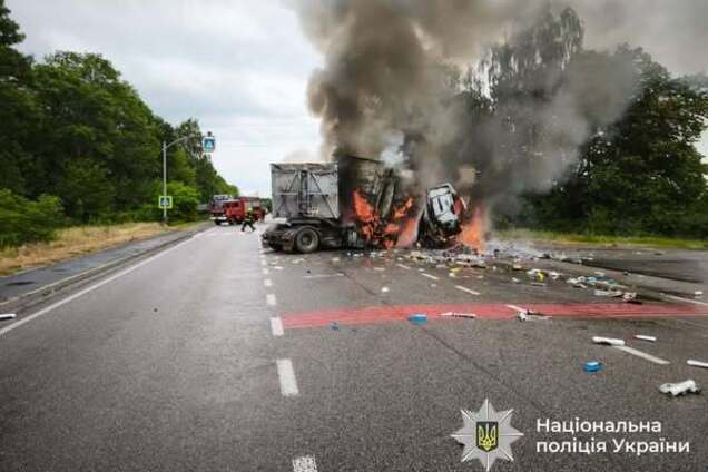 На Вінниччині зіткнулися вантажівки та мікроавтобус: загинули двоє людей. Фото