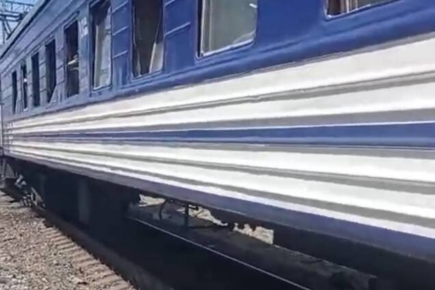 Під час атаки РФ на Дніпро одна з ракет влучила поряд з потягом: моторошний момент потрапив на відео