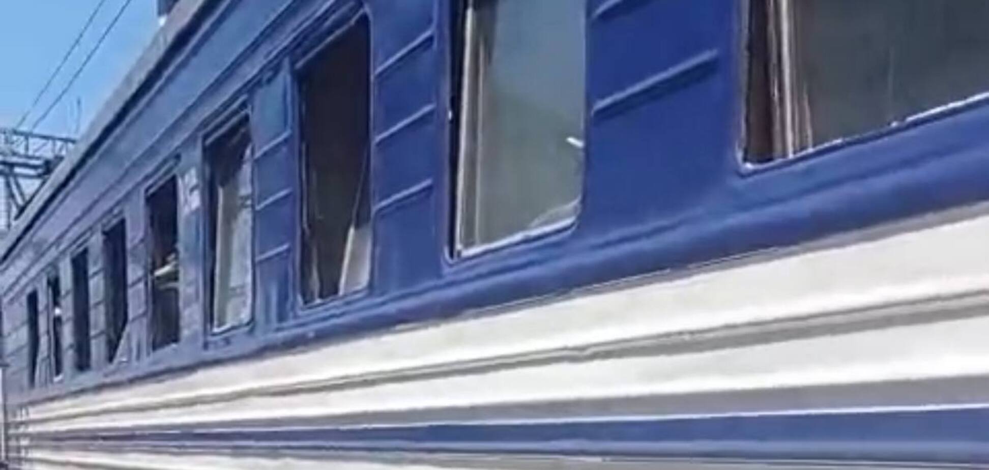 Під час атаки РФ на Дніпро одна з ракет влучила поряд з потягом: моторошний момент потрапив на відео