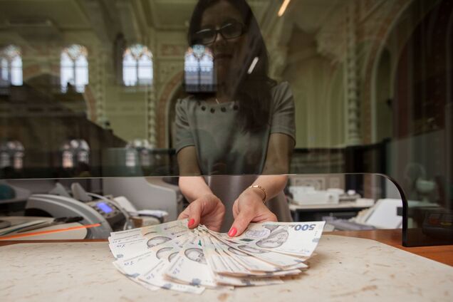 Кому украинцы несут деньги