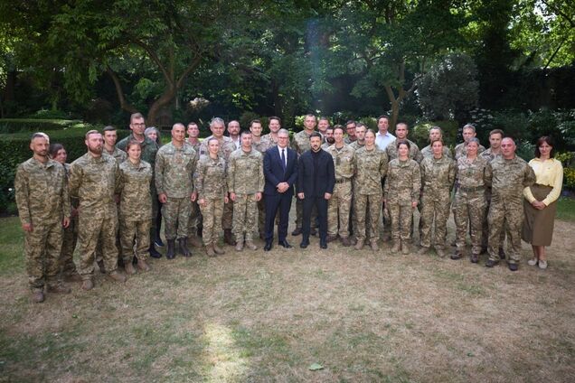 Зеленский посетил украинских военных, которые проходят подготовку в Великобритании. Видео