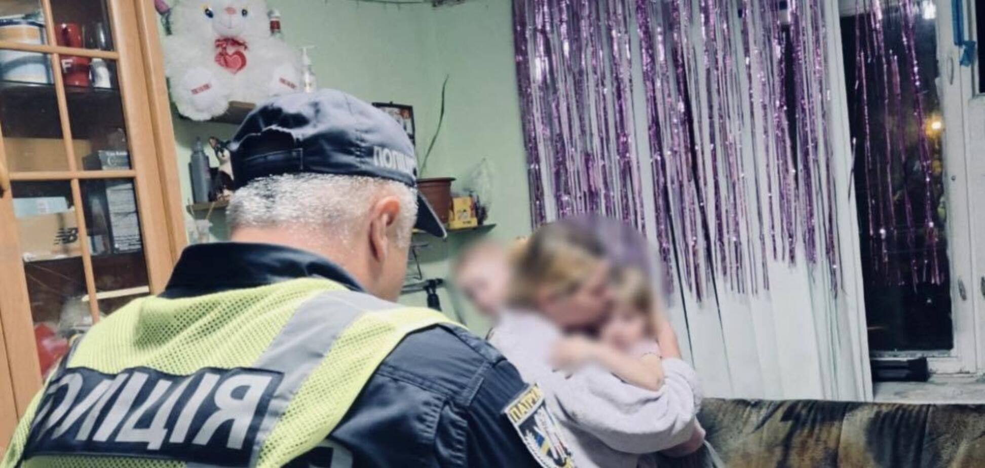 В Киеве патрульные и спасатели помогли двум малышам, которые случайно закрылись в квартире. Фото и подробности