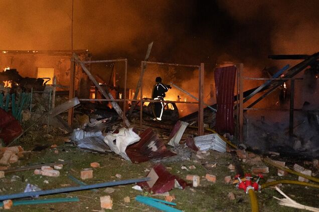 Оккупанты массированно ударили по Сумщине: разрушены дома, среди погибших – ребенок. Фото и видео