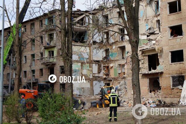 Цветы и игрушки на руинах: в Шевченковском районе Киева завершили поисковые работы на месте прилета. Фото и видео