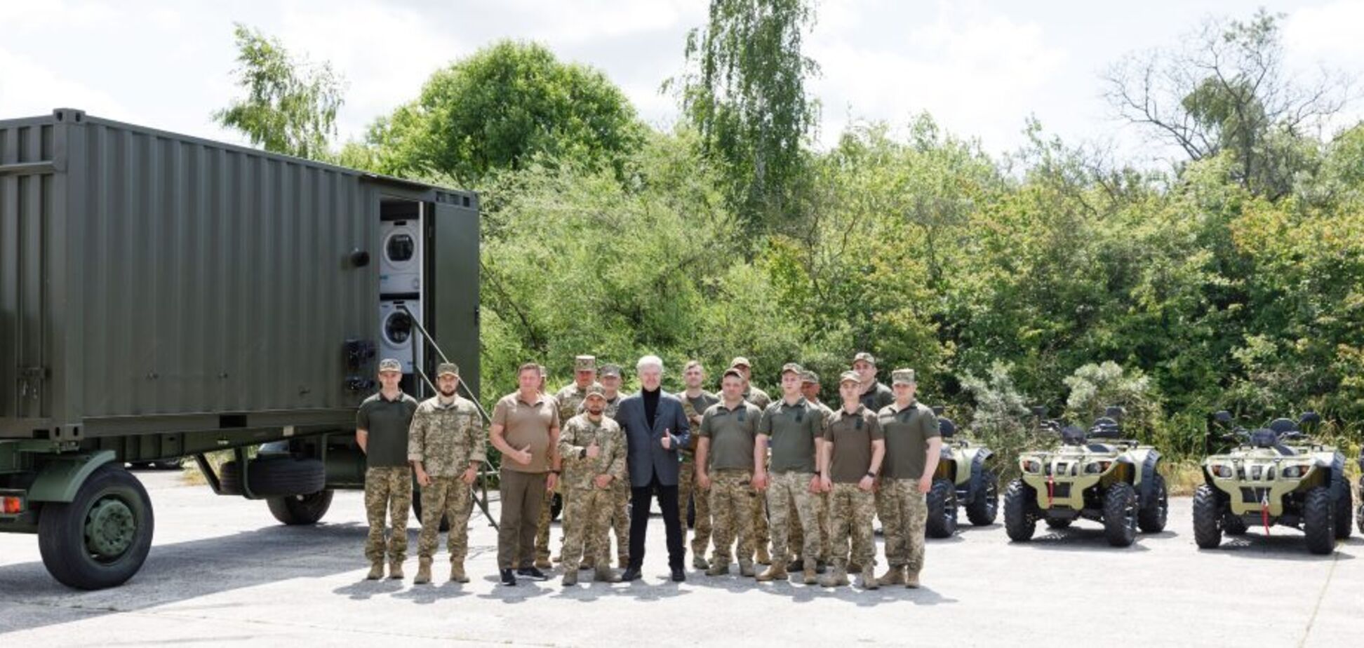 Подразделения ПВО и военные на Львовщине получили партию техники на 7 млн грн от Порошенко