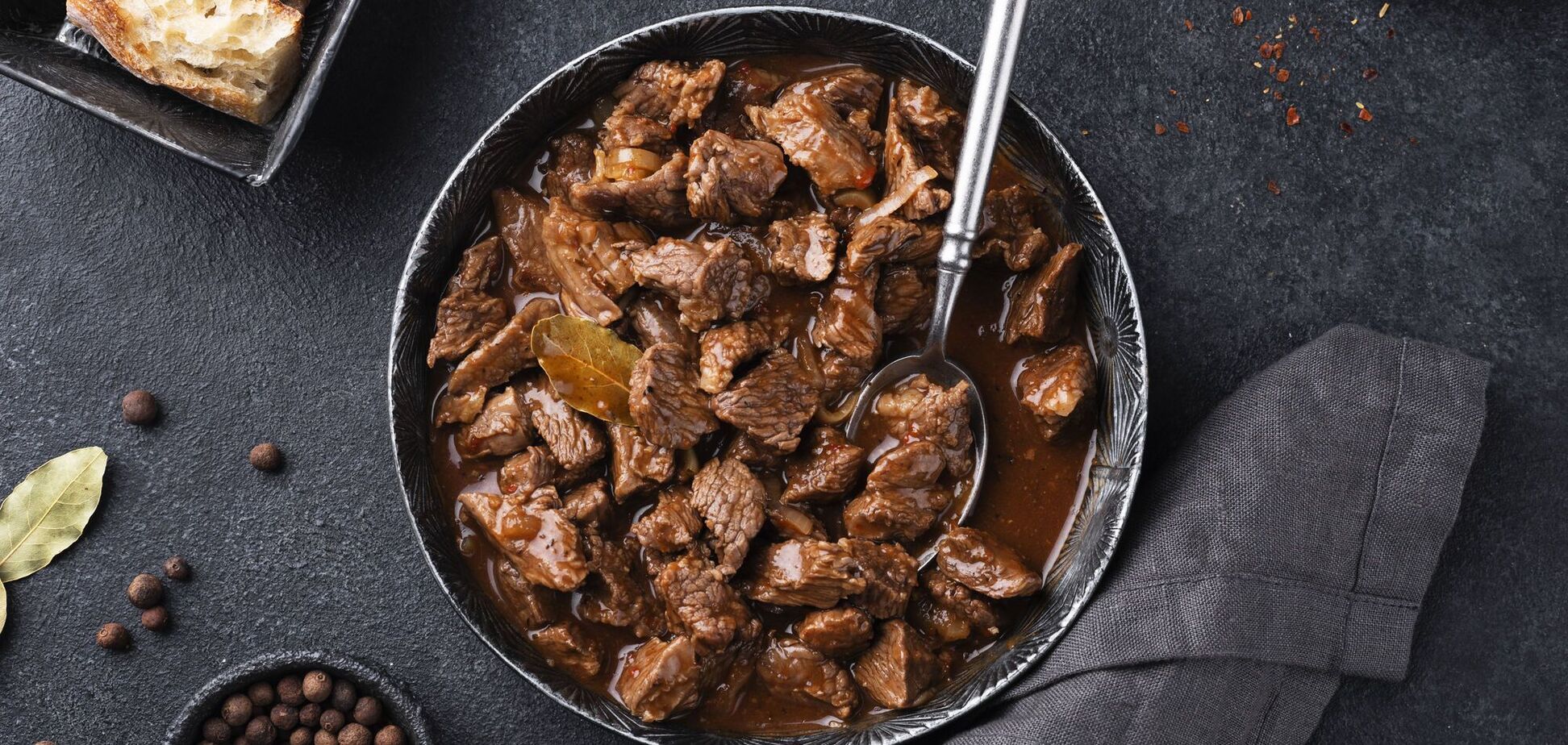К картофелю, макаронам и любой каше: как приготовить вкусный гуляш из свинины