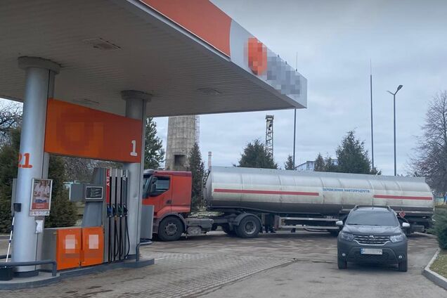 На АЗС украинцам вместо бензина заливали фальсификат