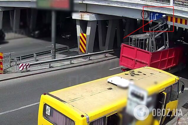 В Киеве грузовое авто протаранило мост возле станции метро и застряло под ним. Подробности и видео