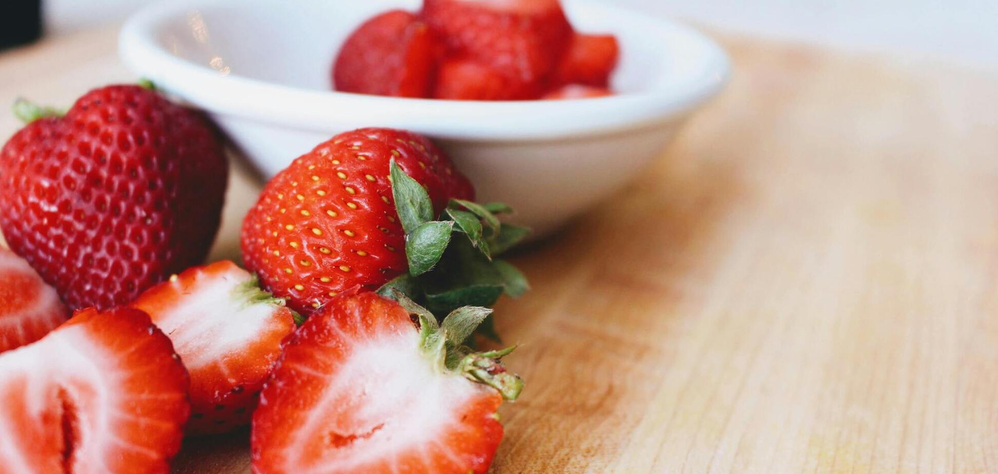 Чем мыть клубнику, чтобы она не портилась: раствор из двух ингредиентов