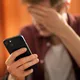 Иллюстрация - мужчина держит мобильный телефон и закрывает лицо