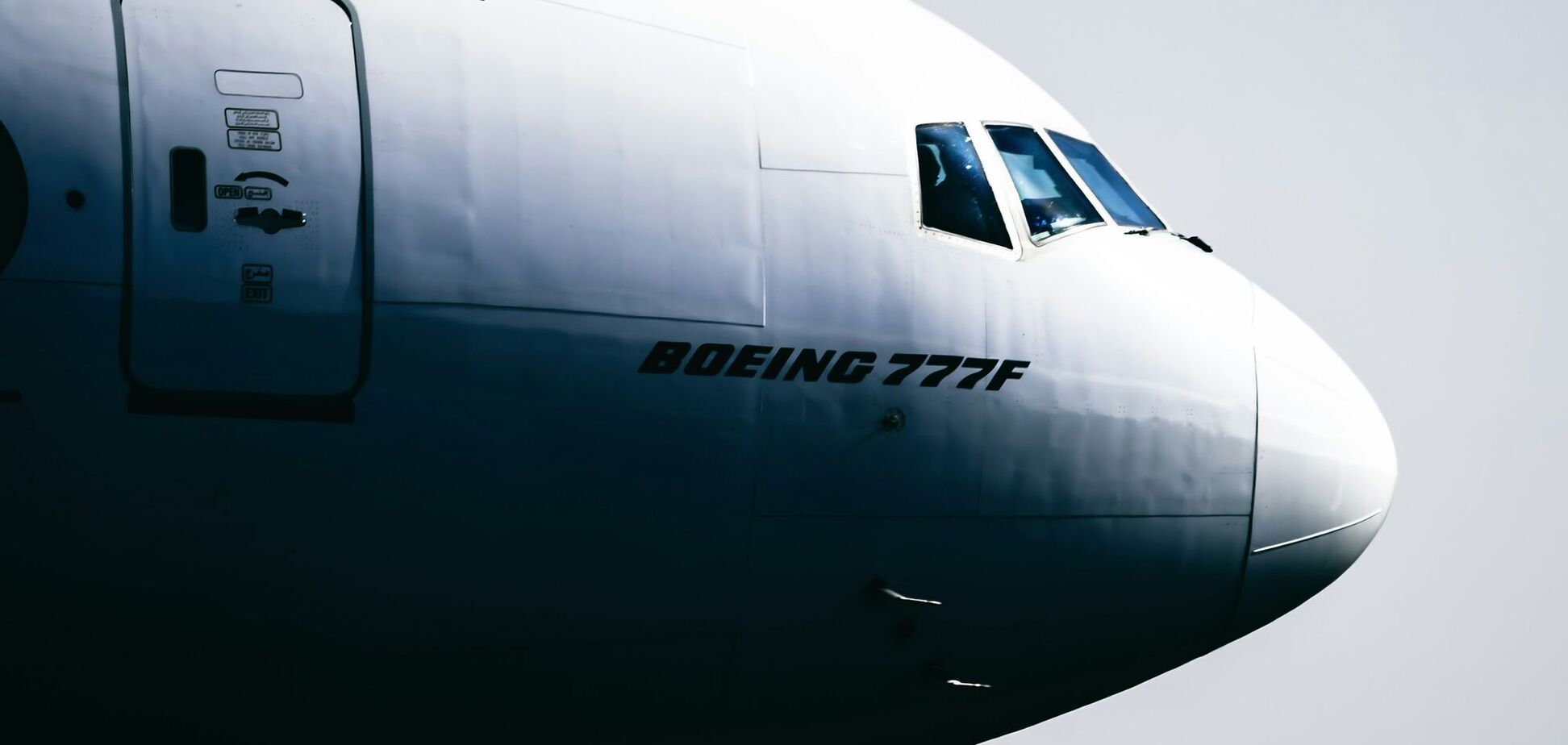 Иллюстрация - самолет Boeing 777 крупным планом