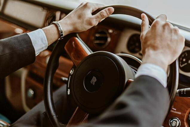Ілюстрація - руки на кермі елітного авто