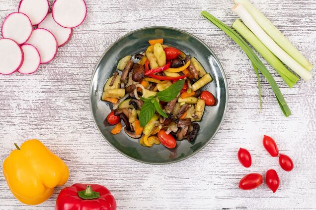 Пікантна маринована закуска з печериць та перцю: можна їсти вже через 2 години