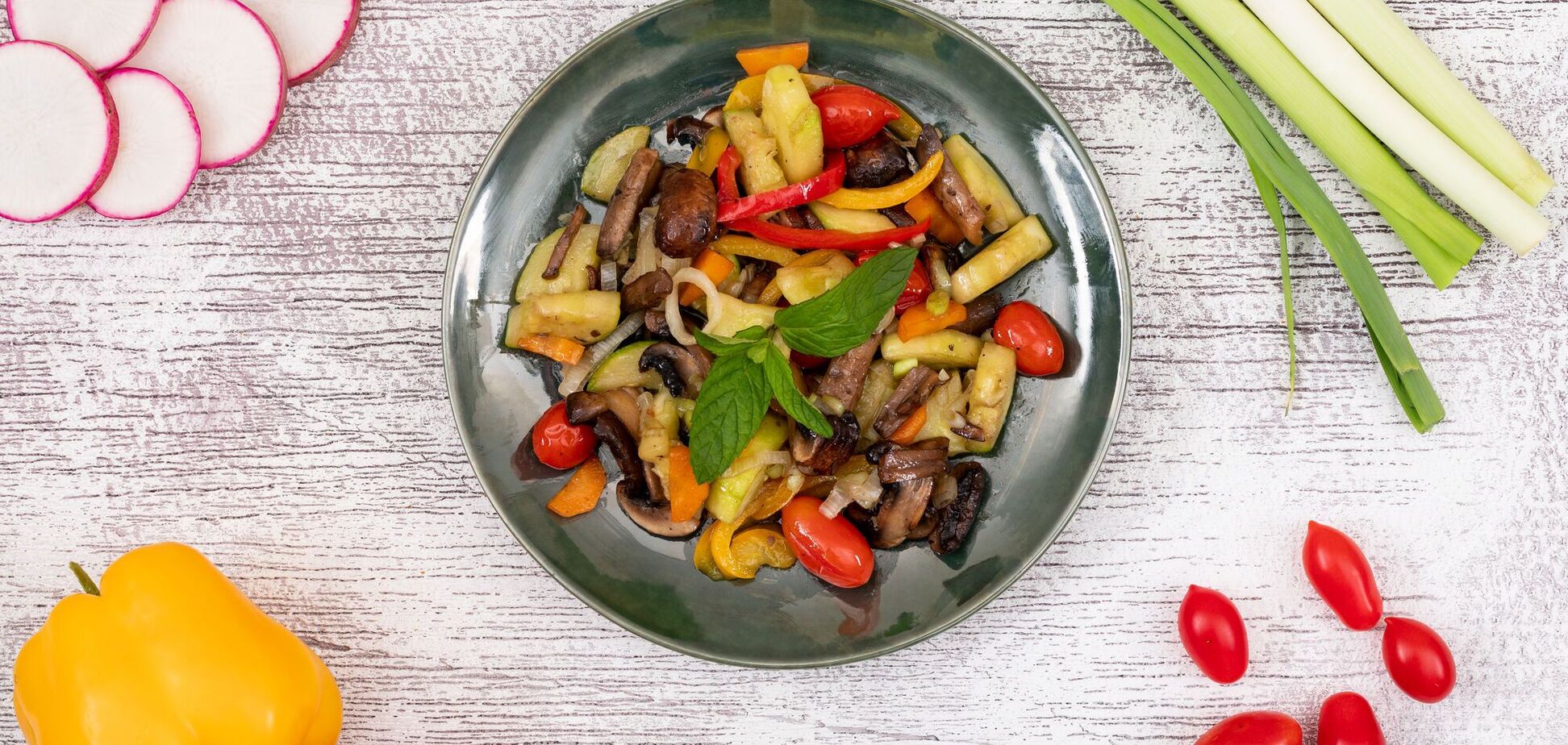 Пикантная маринованная закуска из шампиньонов и перца: можно есть уже через 2 часа
