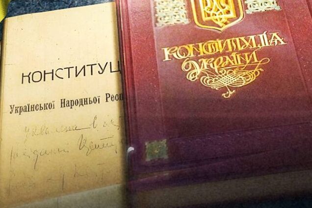 Порошенко в День Конституции напомнил: война не оправдывает авторитарные нарушения Основного закона