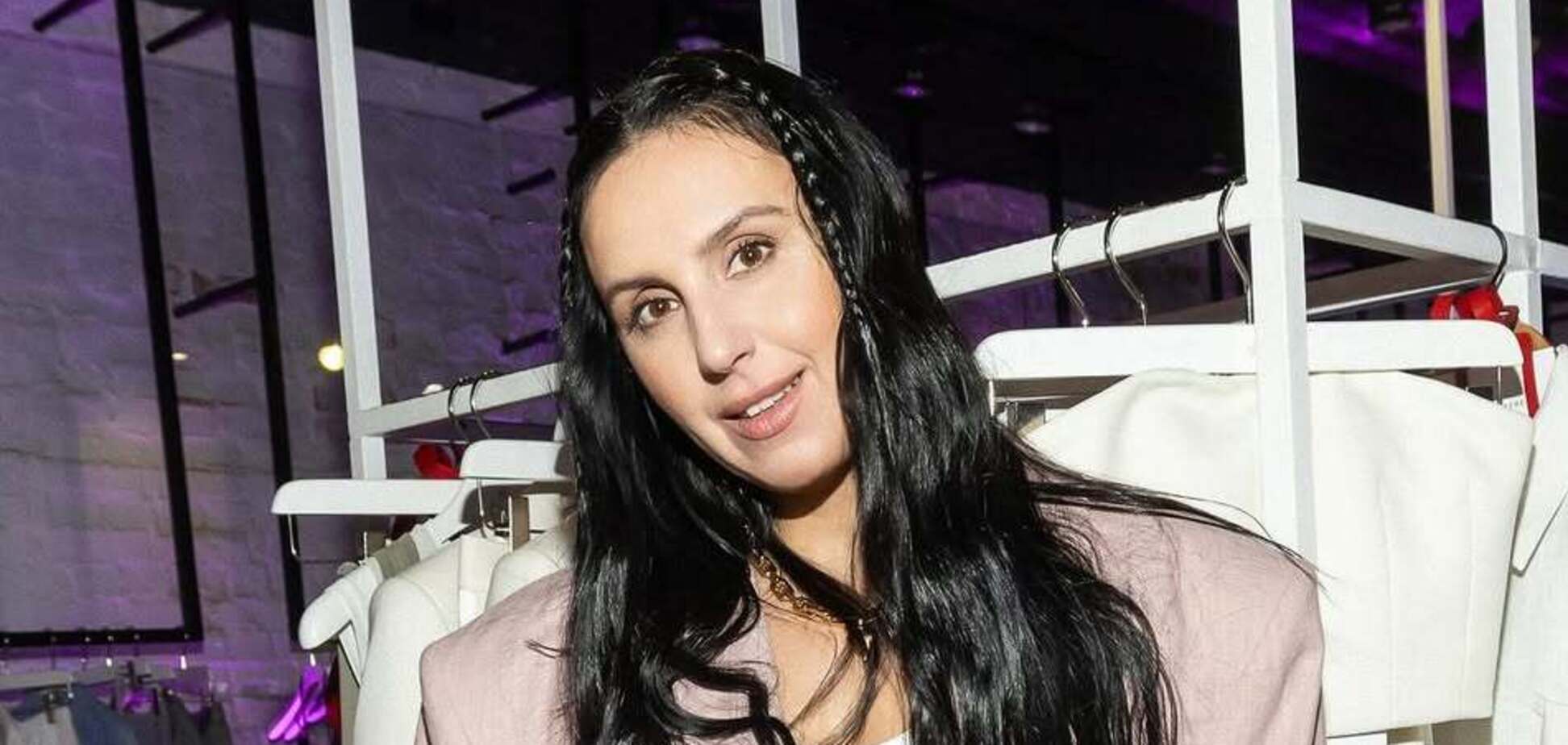 Любить Україну не на словах: Джамала вразила стильним образом і показала, що завжди носить у сумці