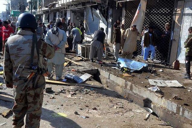 У Пакистані терорист-смертник в'їхав у військову колону на авто, начиненому вибухівкою: багато жертв і поранених