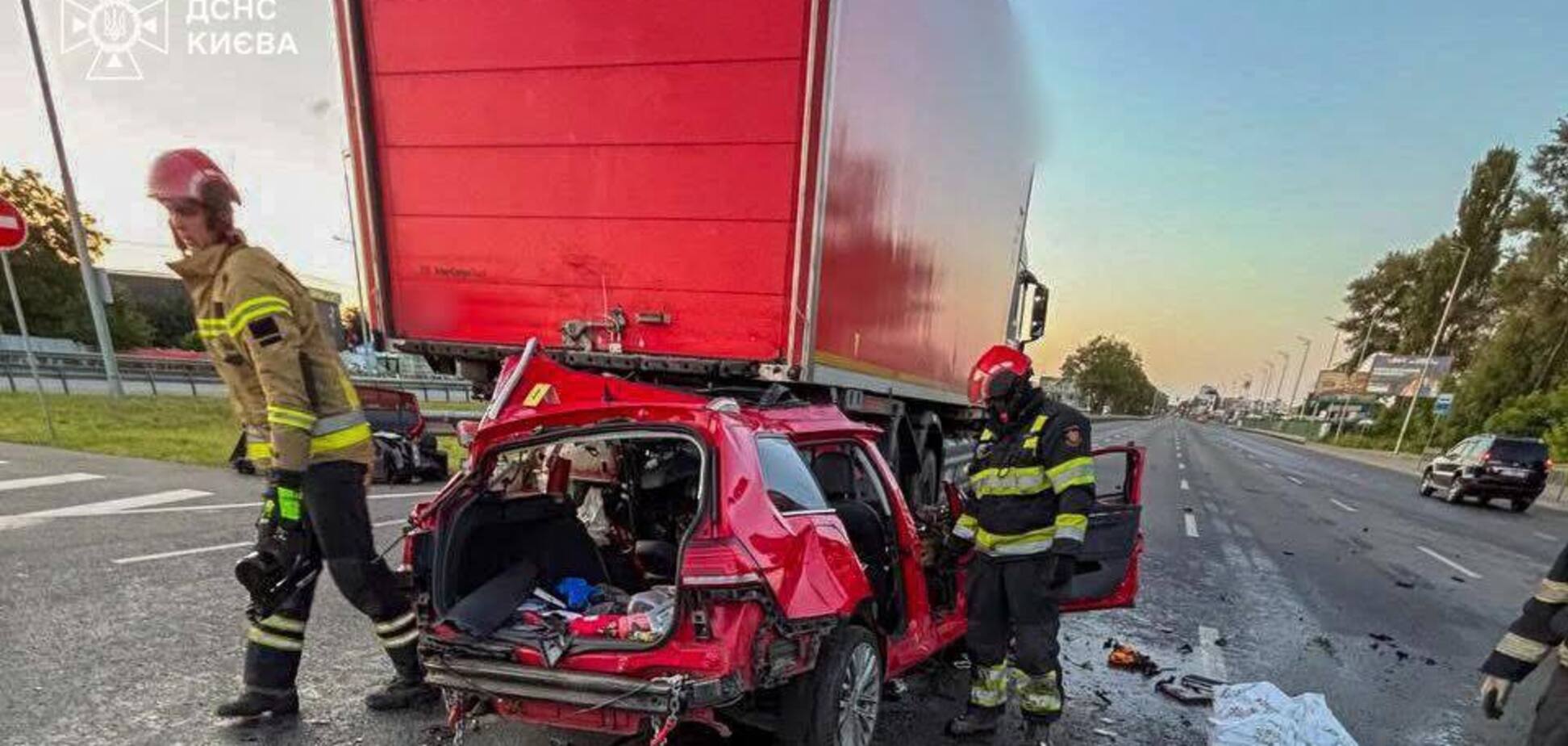 В Киеве легковушка столкнулась с грузовиком: водителя пришлось деблокировать с помощью инструментов. Фото