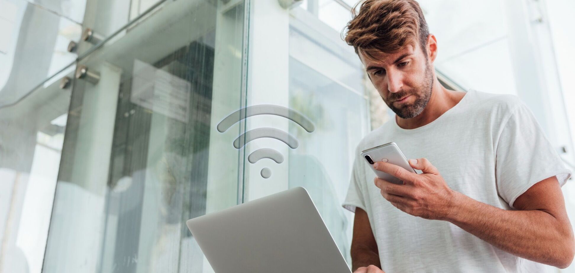 Иллюстрация - мужчина за ноутбуком проверяет качество мобильной связи на телефоне