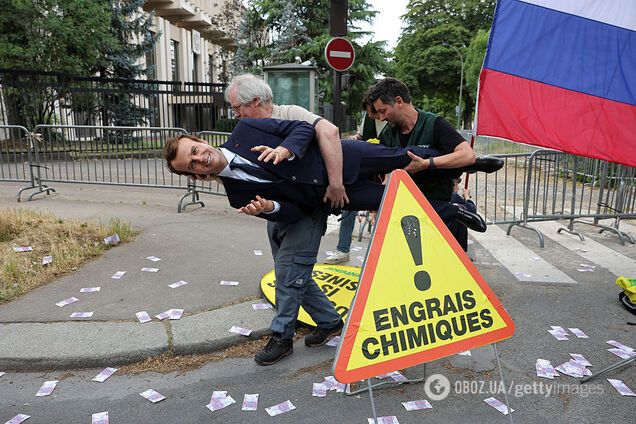 'Ведет двойную игру': в Париже экоактивисты украли из музея восковую фигуру Макрона и установили ее возле посольства РФ. Фото