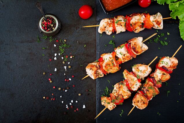 Соковитий шашлик зі свинини в духовці на обід: не гірший, ніж на мангалі