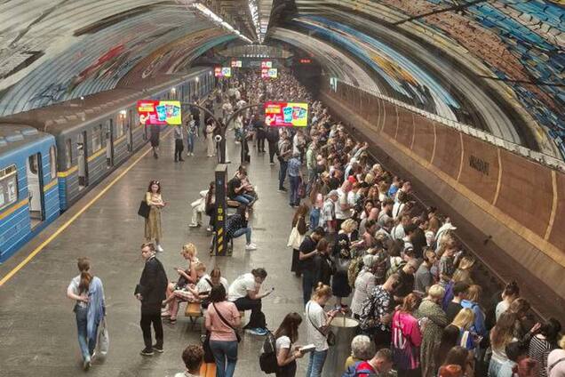 Сотні пасажирів на станціях: у мережі показали, який вигляд мало метро Києва під час тривоги. Фото та відео