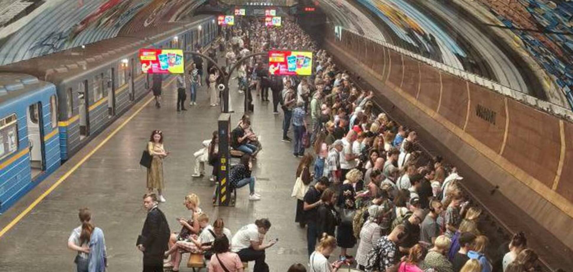 Сотні пасажирів на станціях: у мережі показали, який вигляд мало метро Києва під час тривоги. Фото та відео