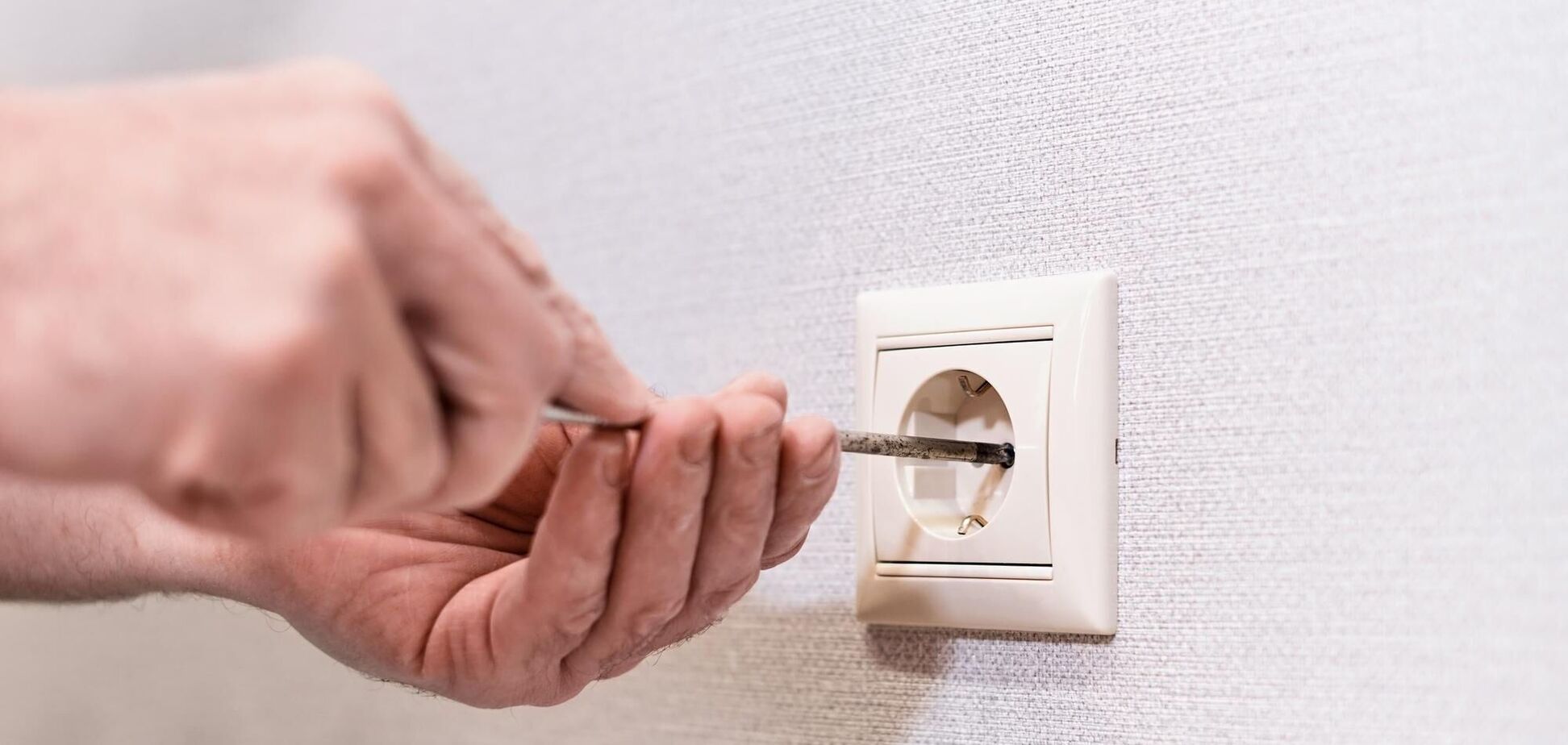 Иллюстрация - мужчина раскручивает электрическую розетку