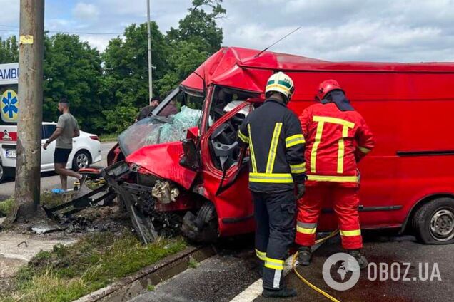 В Киеве грузовое авто на скорости протаранило опору бигборда, есть пострадавший. Подробности и фото