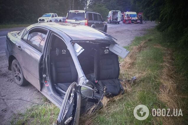 На Київщині зіткнулись два легковики: одну з машин розірвало навпіл, є загиблі. Фото