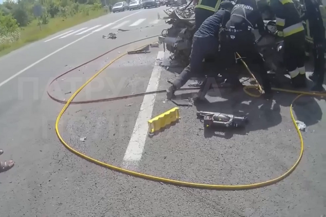 Через несколько минут после штрафа: на Ривненщине водитель влетел в отбойник на скорости 180 км/ч и получил травматическую ампутацию ног. Видео