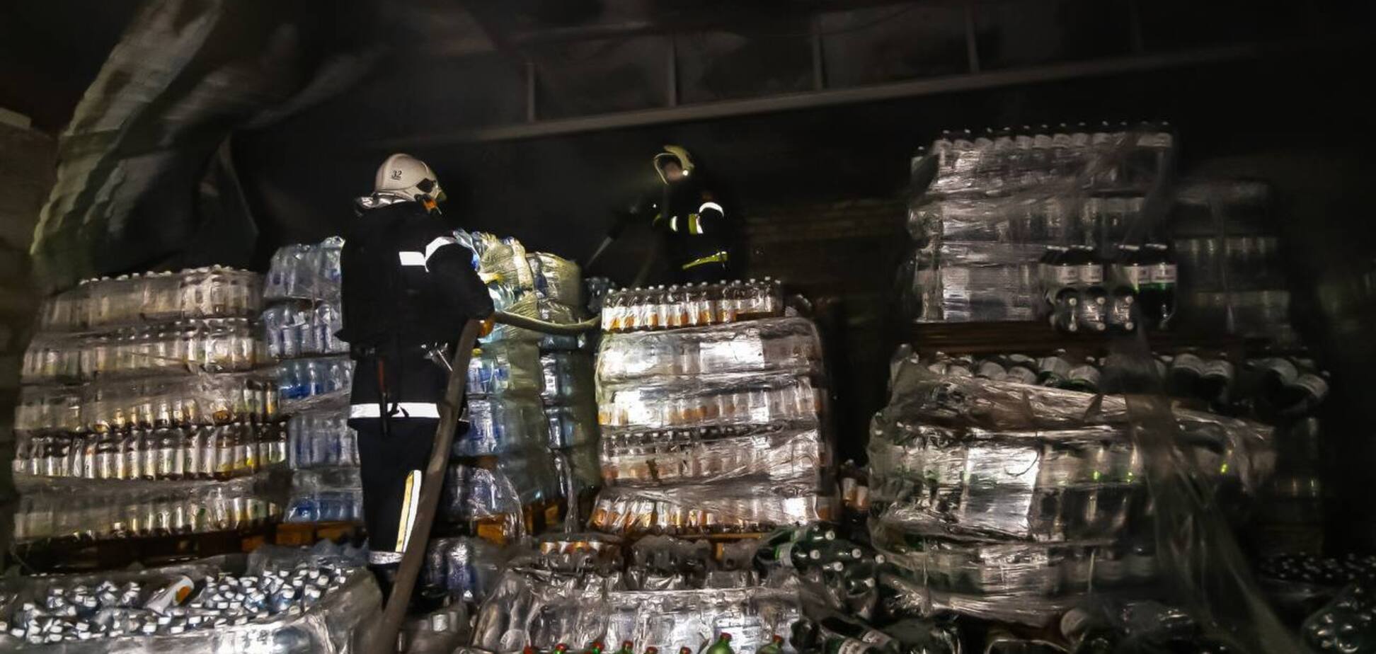 Спасатели тушат пожар