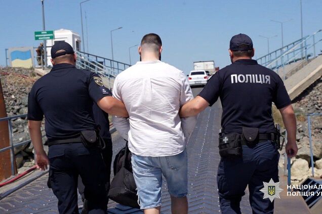 Скрывался в Румынии: в Украину экстрадировали организатора преступной группы поджигателей. Фото и видео