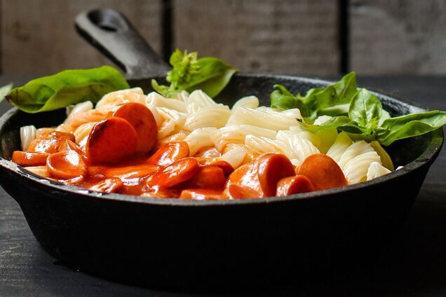 К любому гарниру: очень вкусный соус из сосисок, с кетчупом и овощами