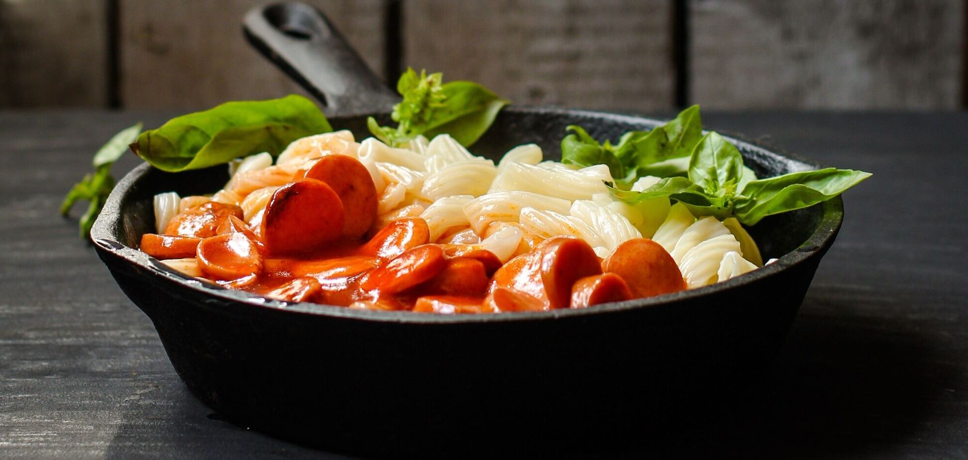 К любому гарниру: очень вкусный соус из сосисок, с кетчупом и овощами