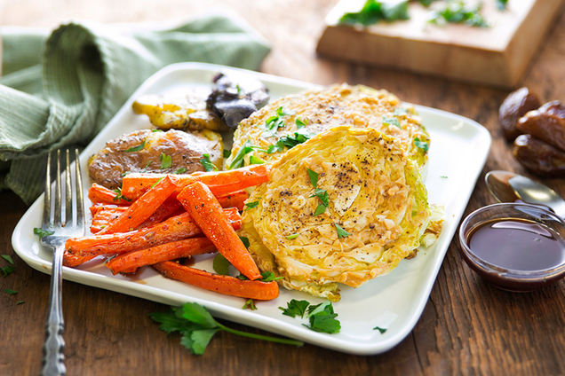 Сезон молодой капусты в разгаре: делимся рецептом вкусных стейков из сезонного овоща