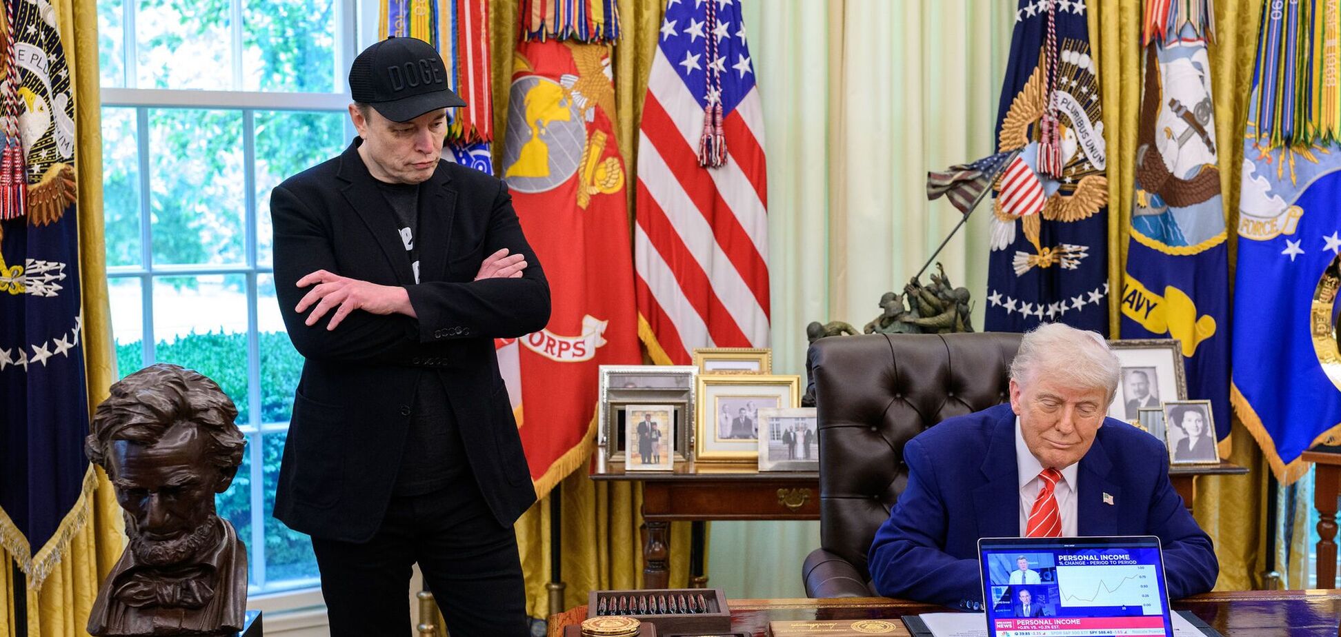 Ілюстрація - Ілон Маск та Дональд Трамп в Білому дому