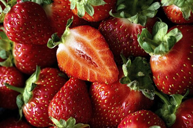 Как мыть клубнику, чтобы она была безопасной для детей: пошаговая технология