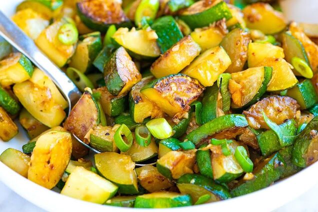 Що приготувати на вечерю з кабачків: рецепт смачної страви на сковорідці