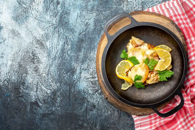 Рыба получится очень мягкой и сочной: как вкусно приготовить хек на обед