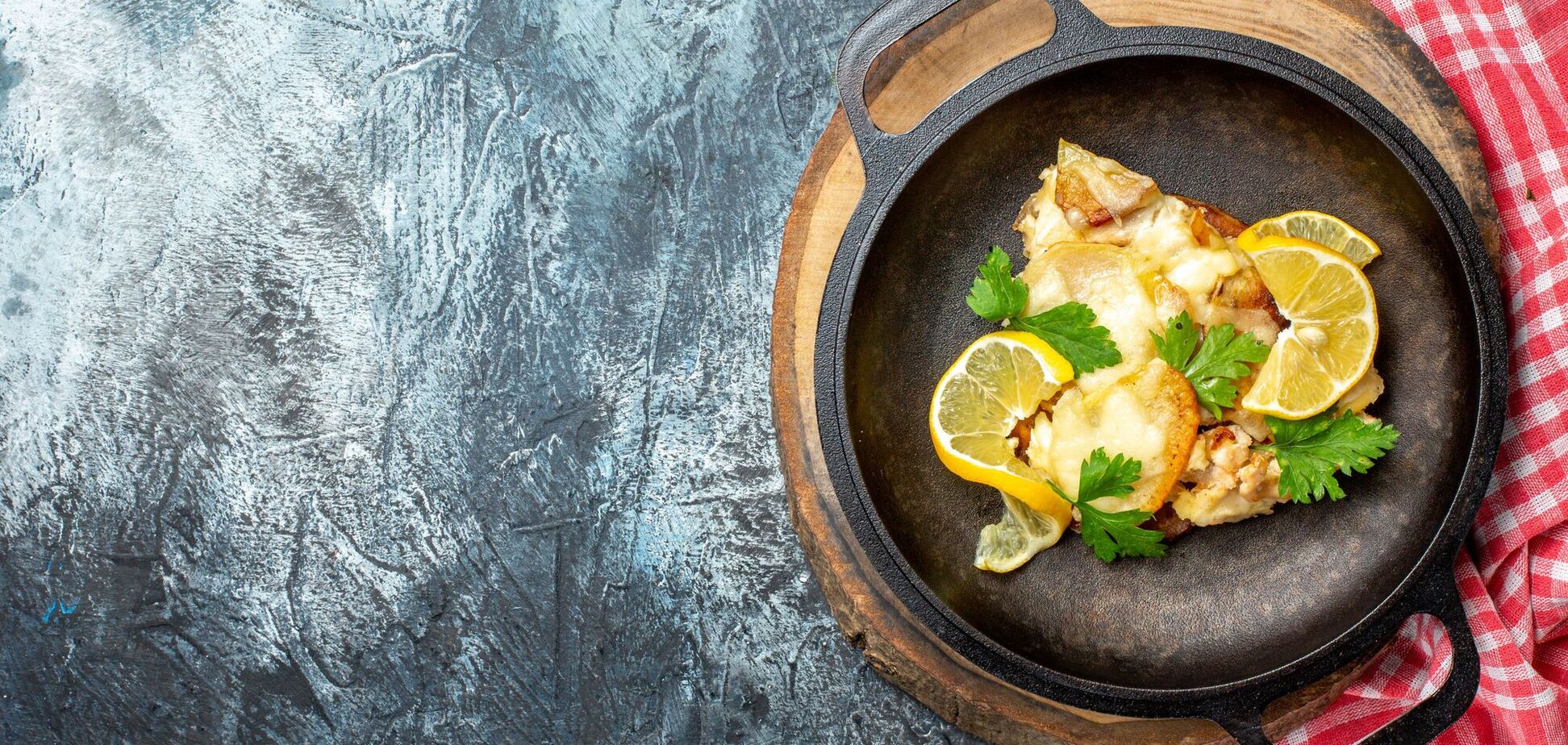 Рыба получится очень мягкой и сочной: как вкусно приготовить хек на обед