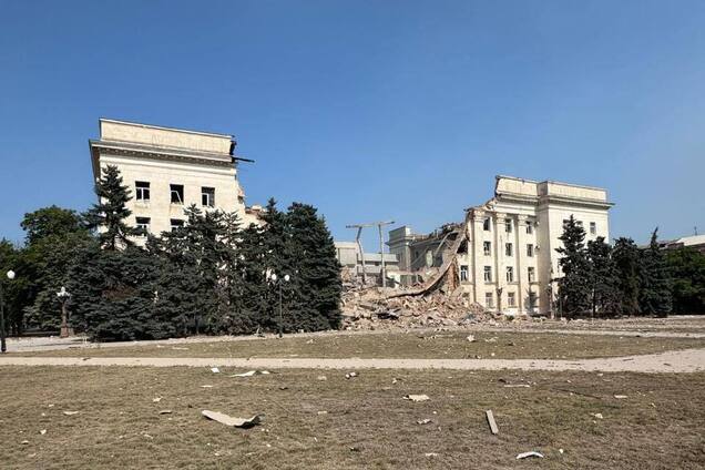 Росія знищила будівлю Херсонської ОДА, постраждав чоловік. Фото та відео